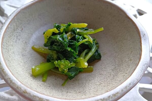 今が旬、花ワサビと葉ワサビを使った自家製醤油漬け