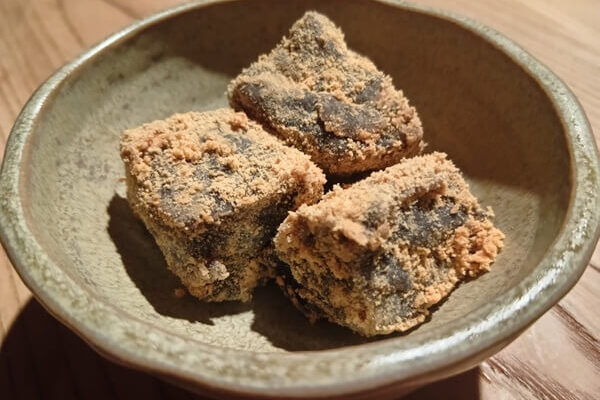 黒豆の煮汁をつかった、優しい甘さの特製わらび餅