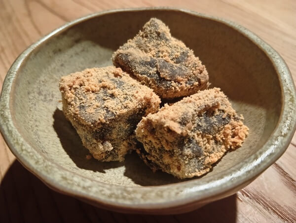 黒豆の煮汁をつかった、優しい甘さの特製わらび餅